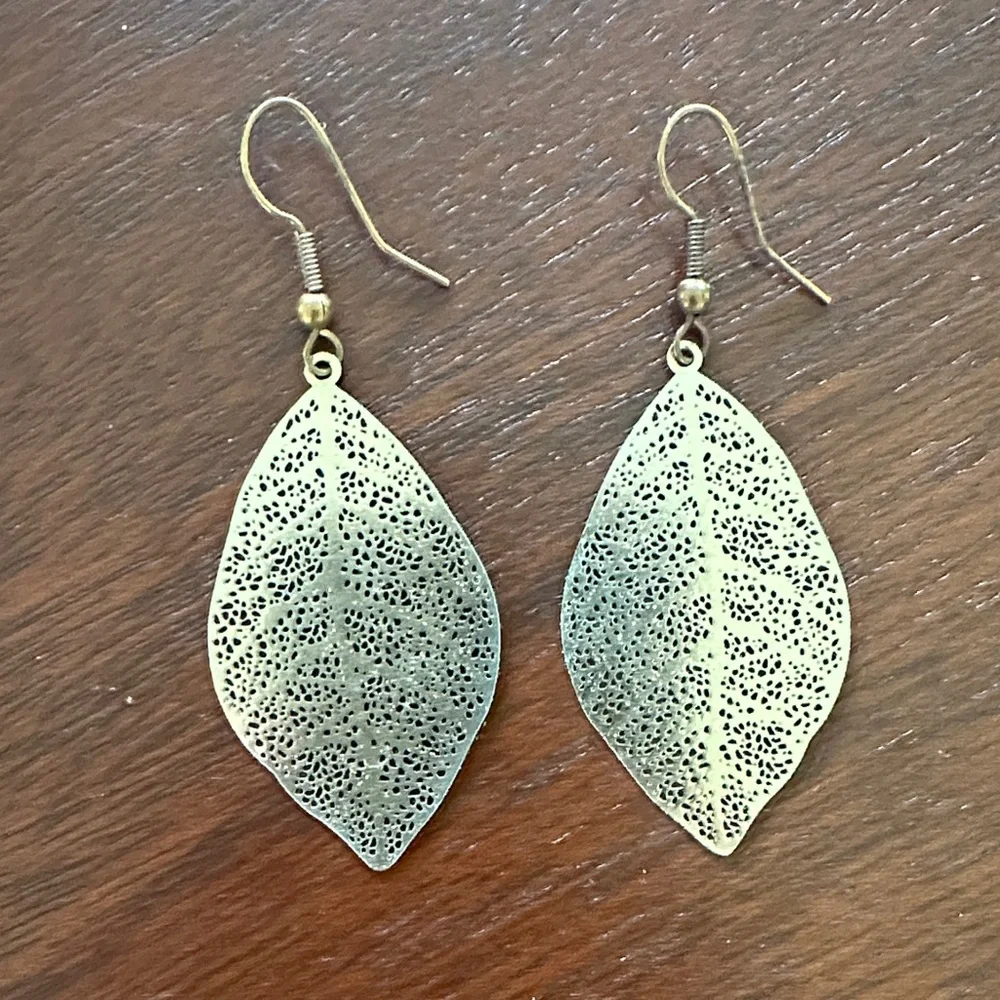 🩶 Women’s earrings silver tone leaf shaped euc